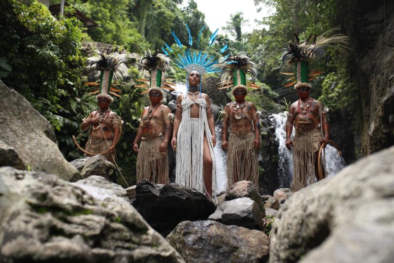 MIA BOYKA показала жаркий клип на песню «Mamba»