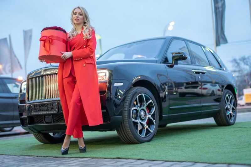 Rolls Royce Cullinan: роскошный подарок сделал «Королеве России» Элине Воронцовой супруг