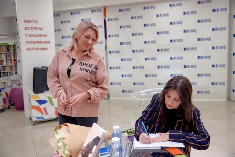 Звезда инстаграма Анетта представила свою книгу «Сделай себя сама»