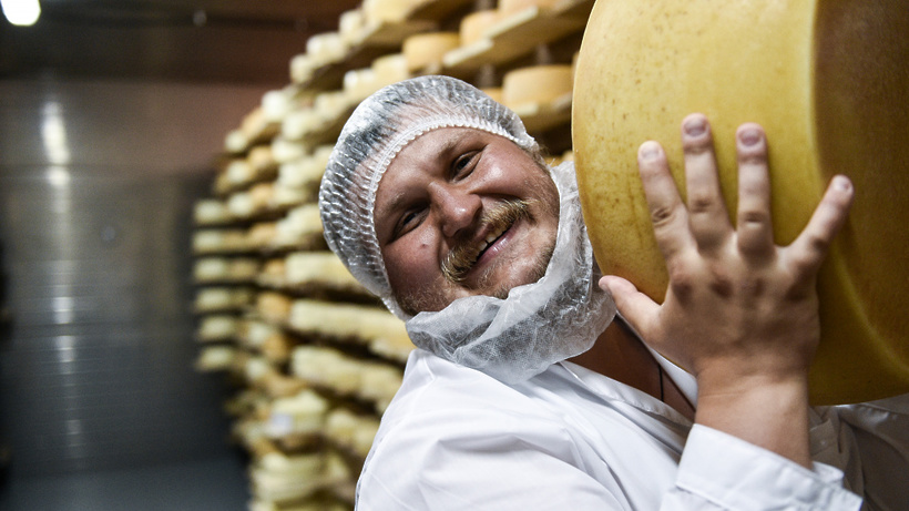 «Истринский сыр» подарил фермер Олег Сирота школьнику, получившему двойку за нестандартное сочинение