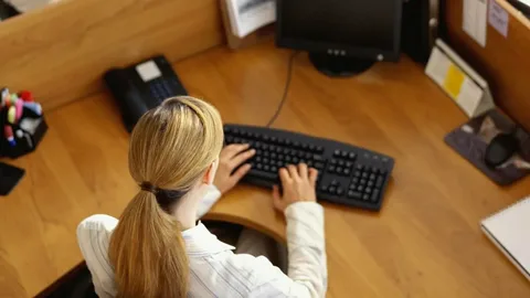 83% офисных работников смотрят только на себя в рабочих звонках