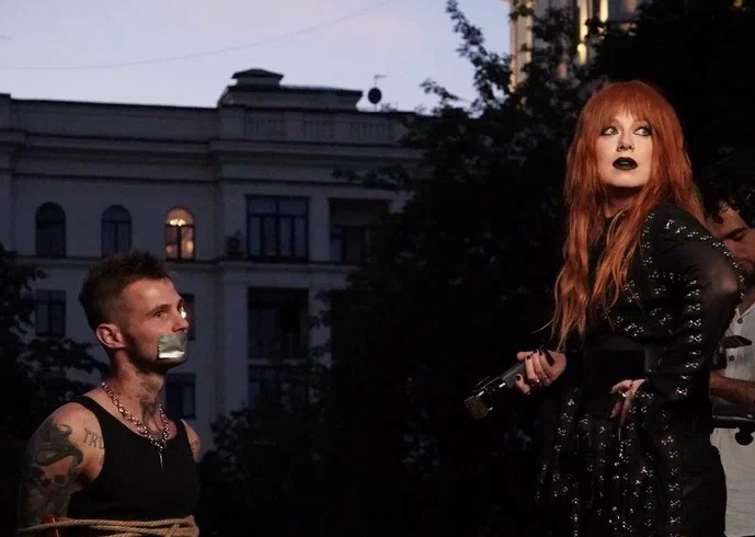 Юлия Савичева побрила героя в новом сниппете! 